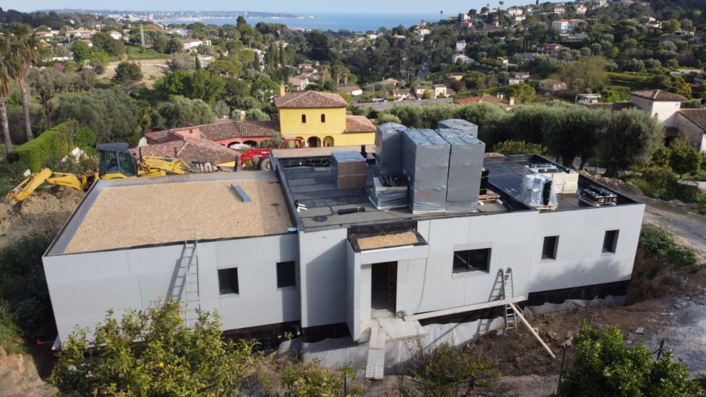 Mise en place de l'étanchéité de la toiture terrasse d'une maison en ossature bois