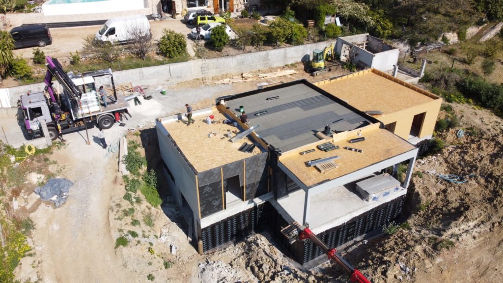 Livraison menuiserie sur chantier maison en ossature bois