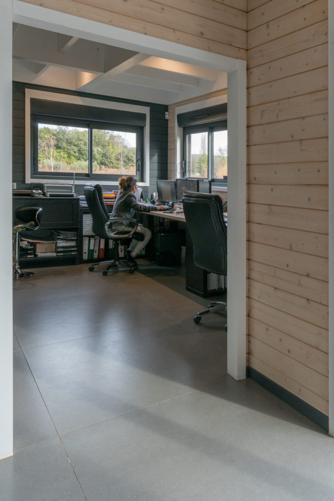 bureau en bois massif dans le Var