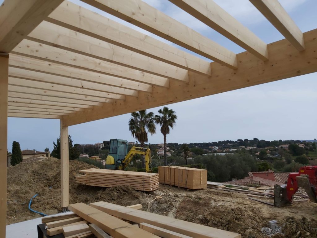 Plancher bois d'une terrasse couverte d'une maison en ossature bois à Antibes