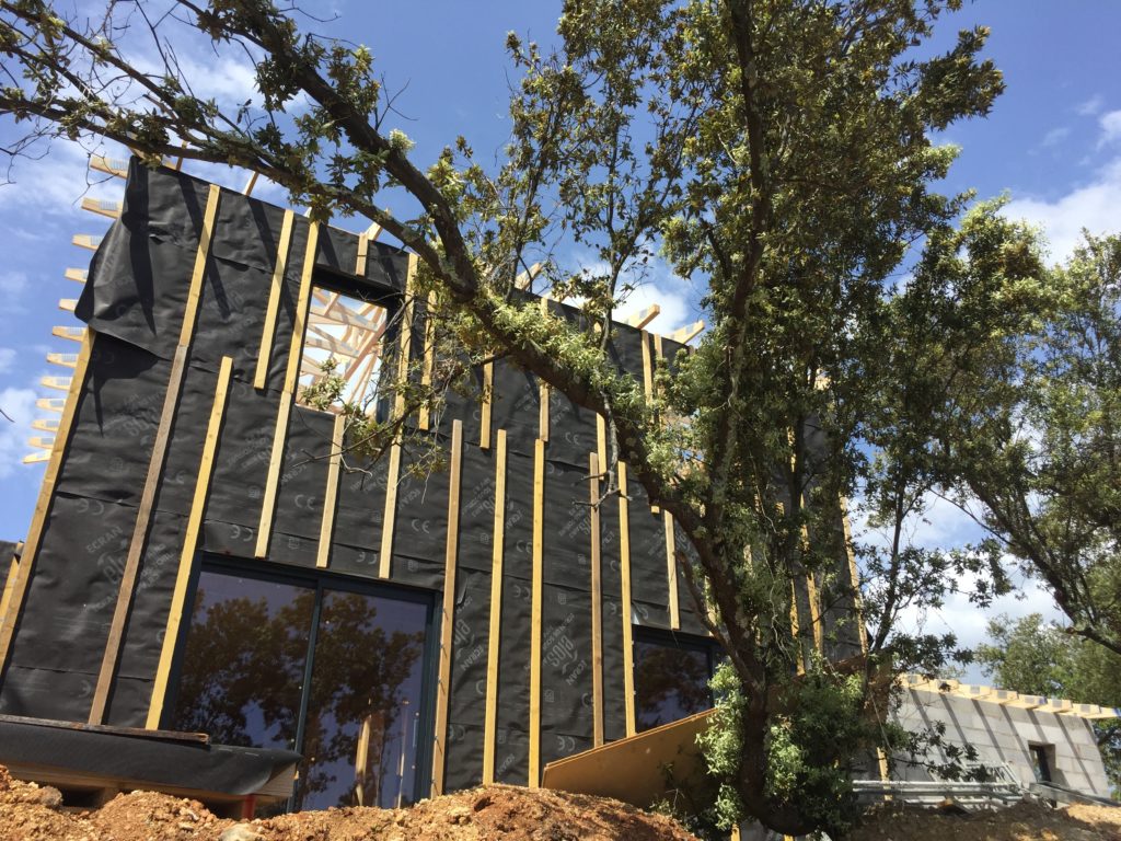 Mise en place d'un pare pluie et linteaux sur une maison en ossature bois