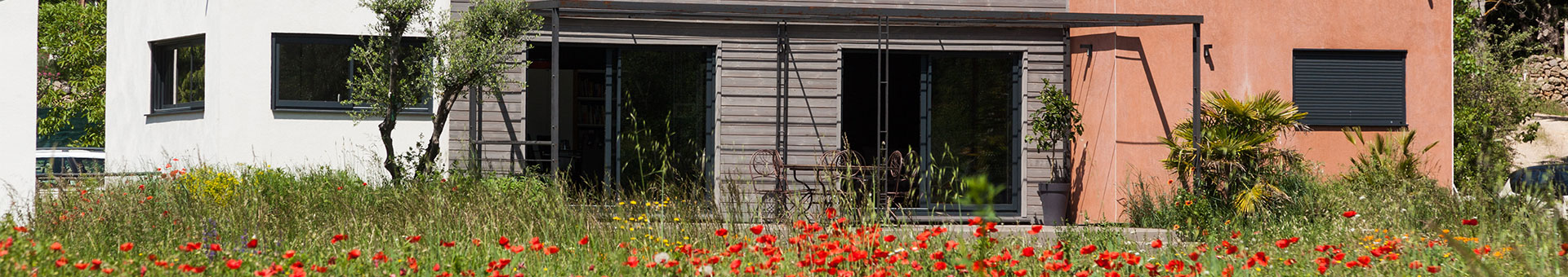 Maison à Cotignac, avec bardage bois et jardin fleuri