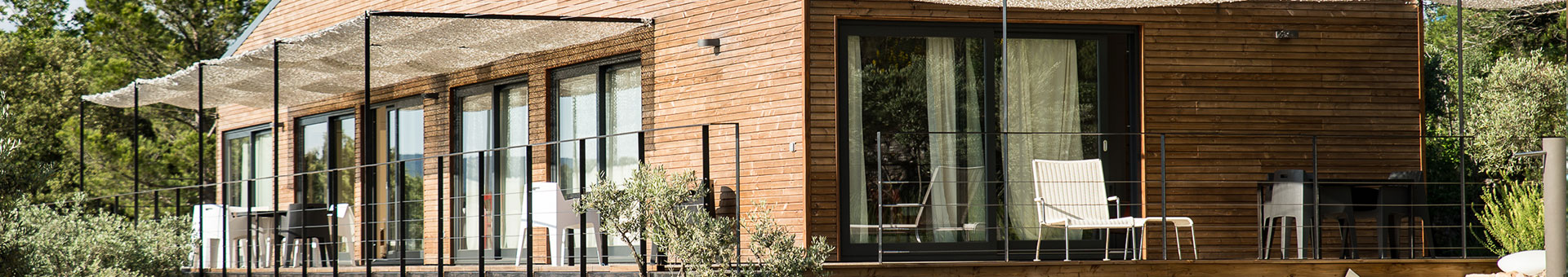 Façade en bois et terrasse d’une maison à Pontevès