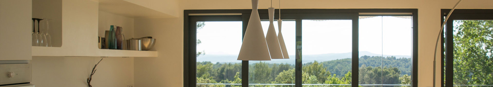 Intérieur d’une maison à Pontevès, ouvert sur le paysage