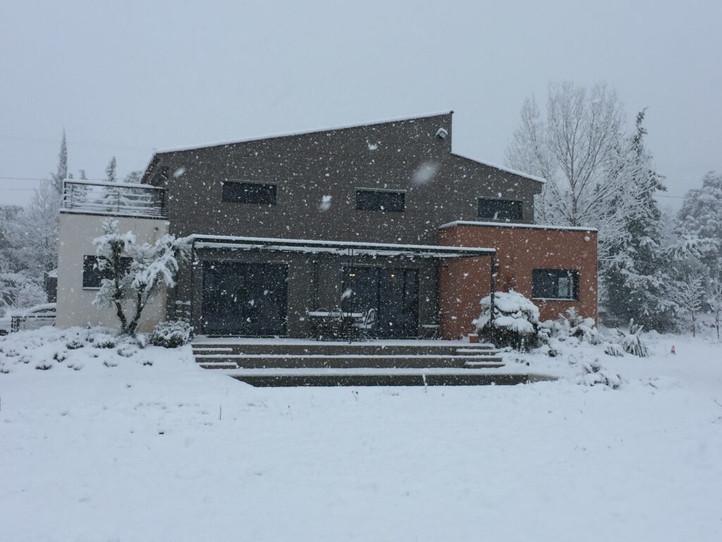 maison bois sous la neige