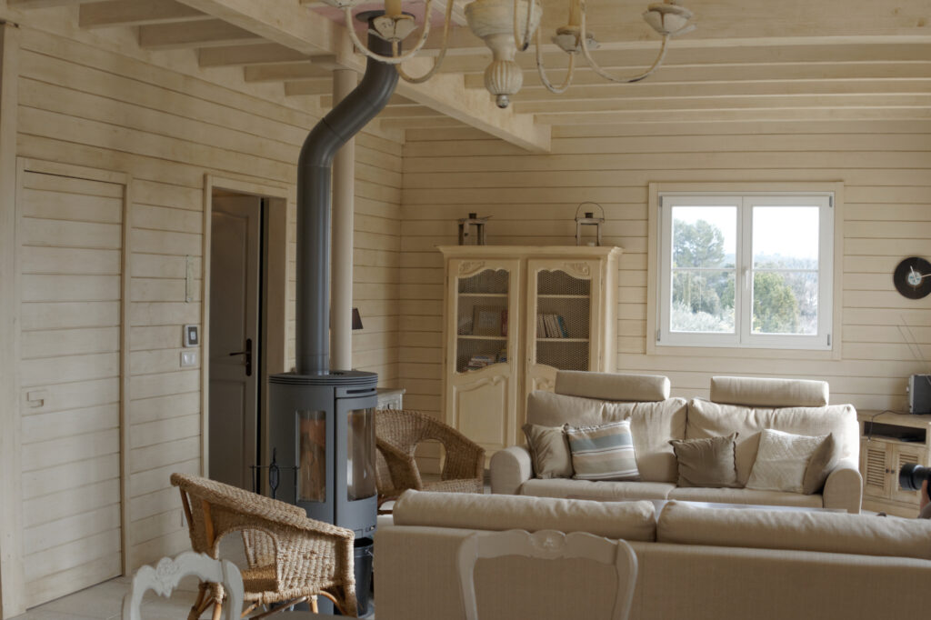 Intérieur d'une maison en bois massif