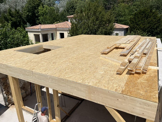 D&eacute;couvrez comment Maison Bois C&ocirc;t&eacute; Sud et le cabinet Invisible ont r&eacute;alis&eacute; une sur&eacute;l&eacute;vation en bois sur pilotis &agrave; Aix-en-Provence.